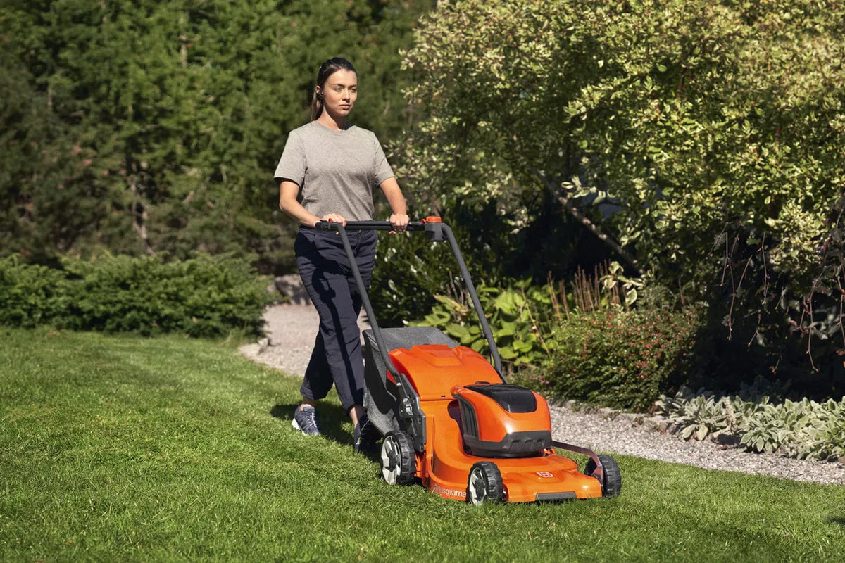 Husqvarna LC 247i Battery Powered Lawnmower - Image 2