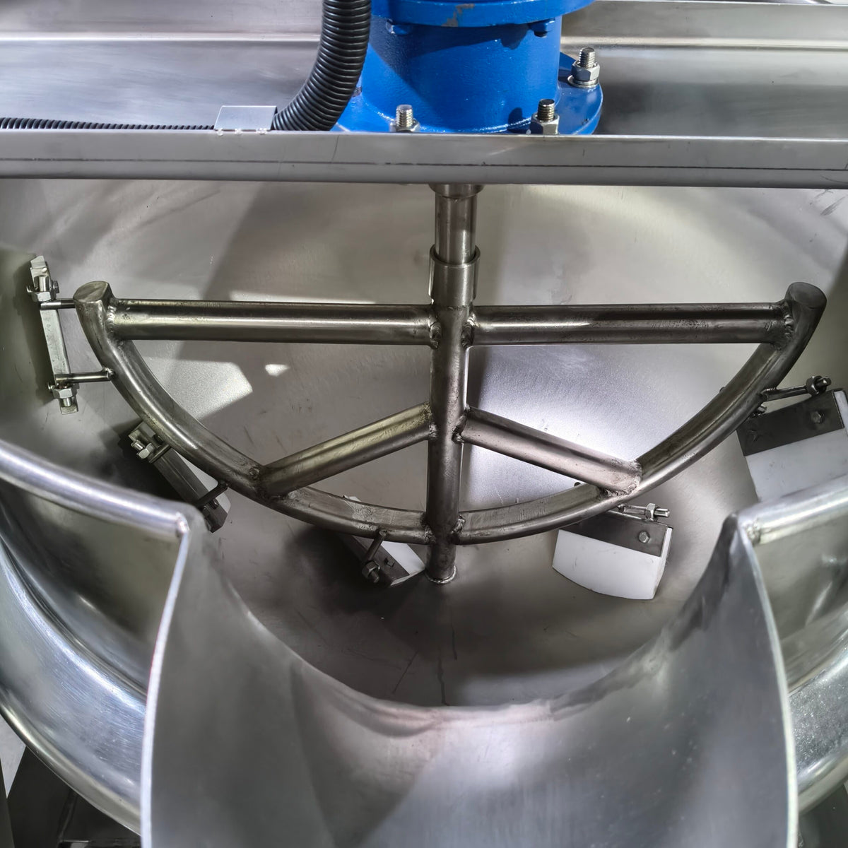 100L Industrial Electric Jacketed Cooking Kettle with Mixer - Image 3